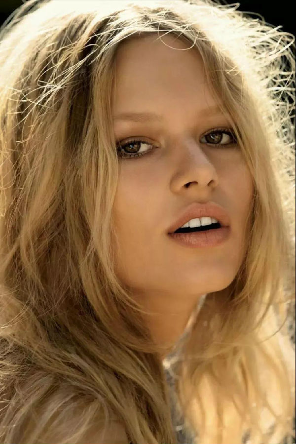 Anna Ewers